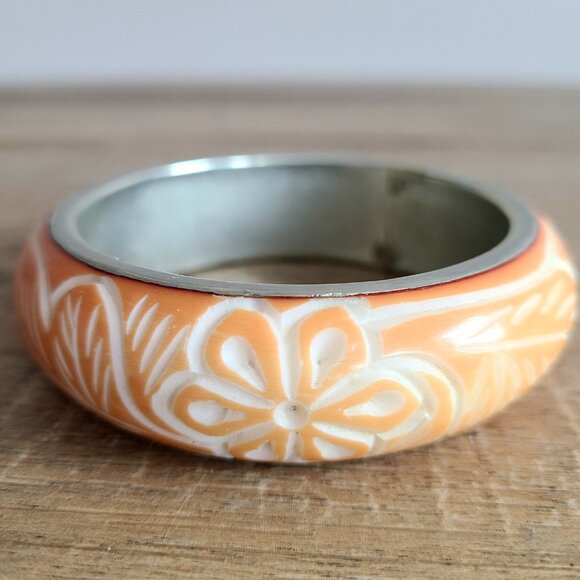 Carved floral chunky bracelet/bangle with metal base. - Picture 2 of 6